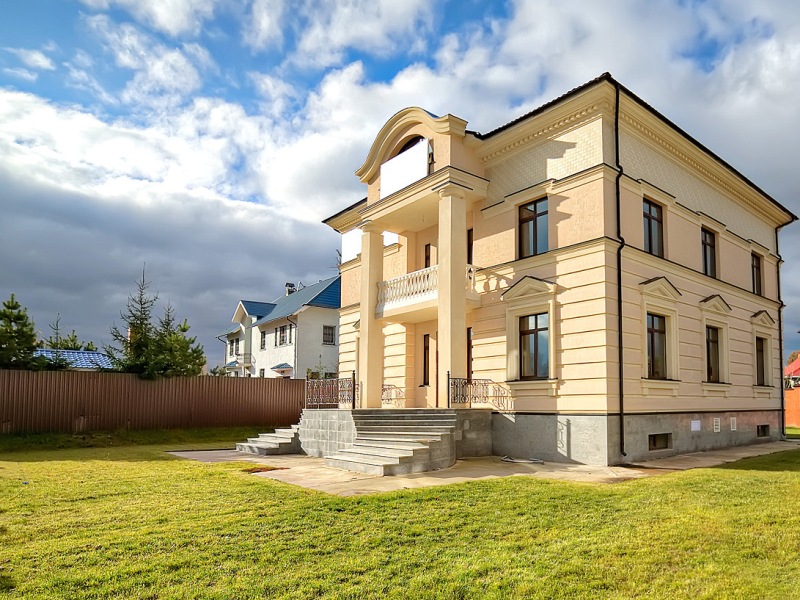 Moscow home. Усадьбы на Рублево-Успенском шоссе. Усадьба Успенское Рублево. Поселок Рублево Успенское шоссе. Дом Молоденово Успенские усадьбы.